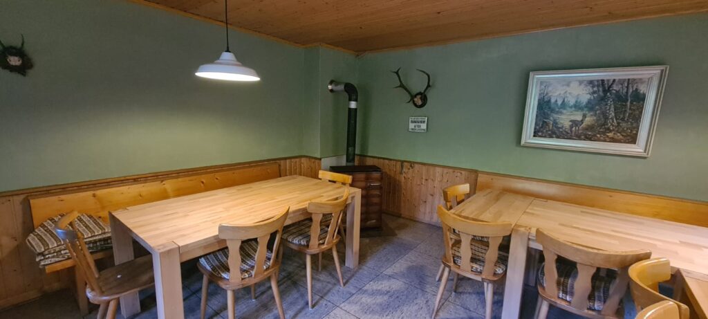 Jägers Hütte Gemeinschaftsraum Essbereich Aufenthaltsraum Kamin Kierspe